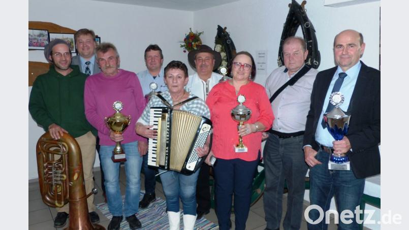 Die Sieger und Vereinsmeister der Kastler Taubenfreunde 2018 (von links): Wastl Meier, Stefan Braun, Michael Wisgickl, Ida und Georg Stepper, Elisabeth und Alois Lang und Vorstand und Vereinsmeister Willi Fehlner. Bild: jp