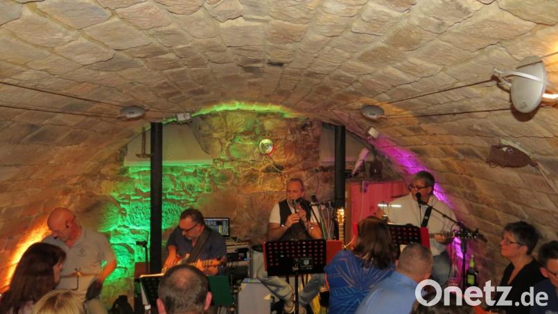 Mit ihrer Begeisterung für alles, was irisch ist – nicht nur die Musik –, stecken „Jack’s Heroes“ das Publikum im Gewölbekeller des Nußsteinhauses an. Bild: ilt