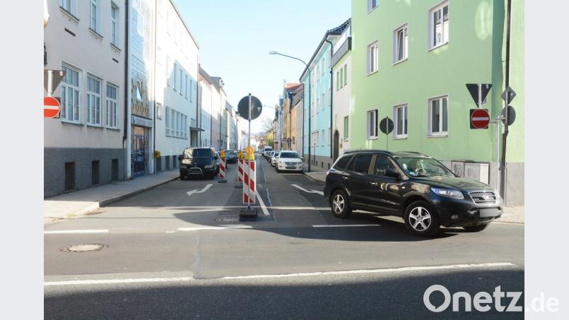 Rechts raus aus der Asylstraße: Das ist wegen eines mehrmonatigen Testlaufs verboten. Linksabbieger haben aber freie Fahrt. Bild: Gabi Schönberger