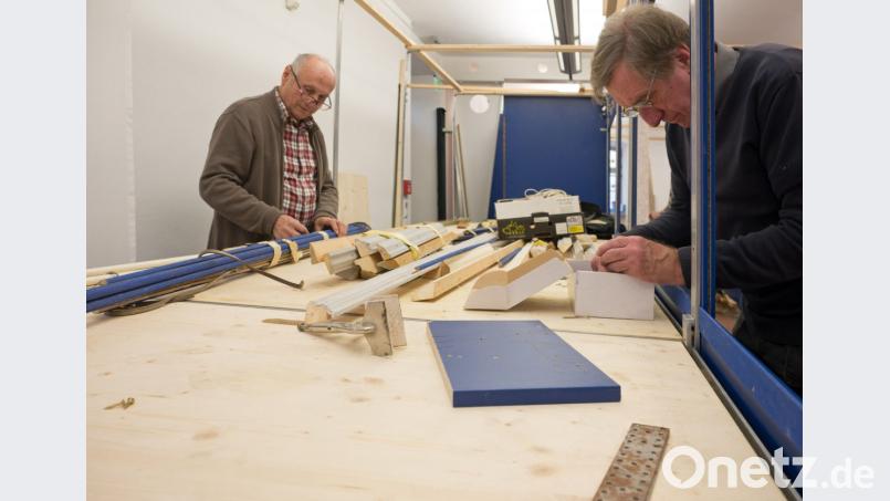Franz Krapf (rechts) hat die Pläne für die diesjährige Krippenschau konzipiert. Hinten links, Horst Haidl bei der Arbeit. Bild: tr