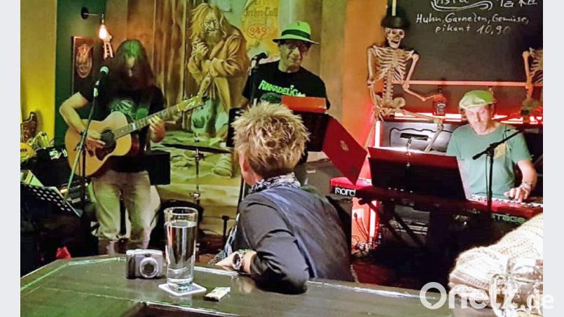 „Burst” legte am Samstag im „349er“ in Luhe zum Auftakt des Herbst-/Winterprogramms einen feurigen und leidenschaftlichen Gig hin. Bild: lst
