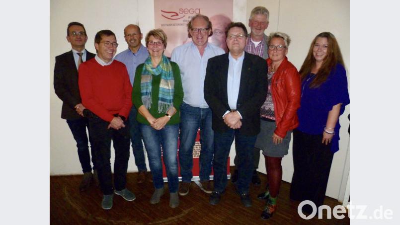 Die Führungsriege von Sega, Verein zur Förderung der seelischen Gesundheit im Alter (von links): Der neue Justiziar Adam Mainka, 1. Vorsitzender Dr. Klaus Gebel, Beirat Martin Reinhardt, 3. Vorsitzende Heidi Himmelhuber, 2. Dr. Vorsitzender Armin Rüger, Schriftführer Günther Frieser, Georg Pilhofer von der Gerontopsychiatrischen Koordinierungsstelle für die Oberpfalz, sowie Katja Nübler und Sonja Oleson von der SEGA-Geschäftsstelle. Bild: usc