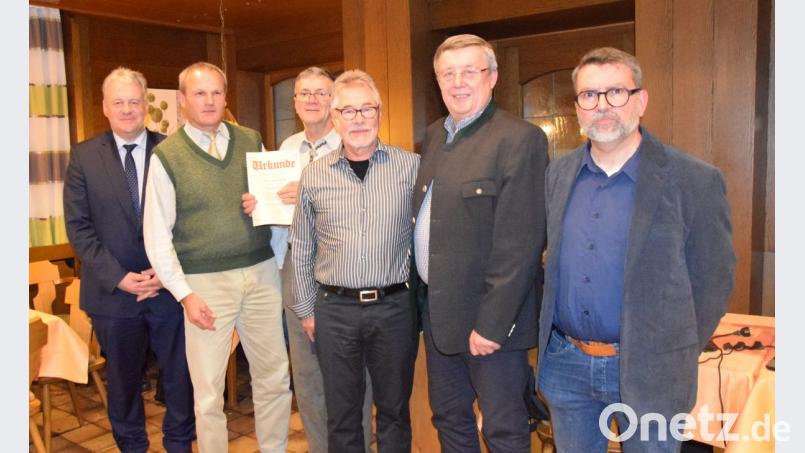 Bei der Jubiläumsfeier (von links): Landrat Richard Reisinger, Bezirksvorsitzender Richard Scheckelmann, Vorsitzender Günter Haller, Stellvertretender Vorsitzender Rolf Brödner Bürgermeister Hans Koch und Festredner Karsten Burghardt. Bild: wku