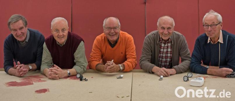 Hans Lindner (Mitte) lenkt als Vorsitzender die Geschicke der Tirschenreuther Krippenfreunde. Franz Krapf, Günter Stammwitz (von links) sowie Günter Kopf und Horst Haidl (von rechts) sind vier von etwa 10 Helfern, die den ganzen Tag mit dem Aufbau beschäftigt sind. Bild: tr