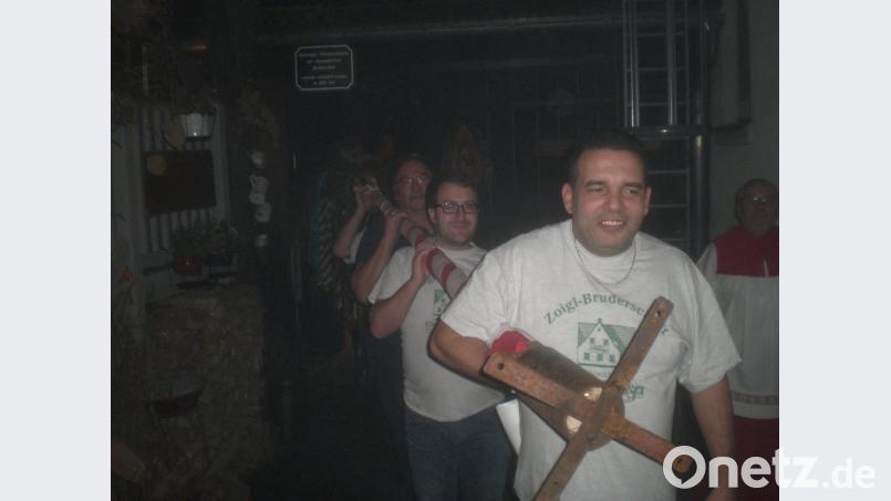 Zoiglfreunde aus Hessen schleppen das Kirwa-Bäumchen herbei. Bild: exb