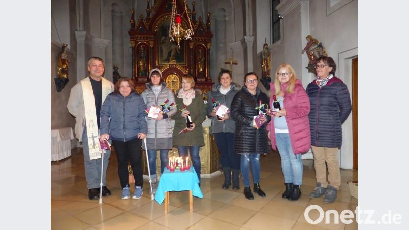 Pfarrer Adam Nieciecki (von links) bedankt sich beim scheidenden Elternbeirat Karin Preßl, Caro Lindner, Caroline Bodensteiner, Petra Frischholz, Alexandra Beierl und Tanja Ram mit Kindergartenleiterin Veronika Rupprecht. (sl) Bild: sl