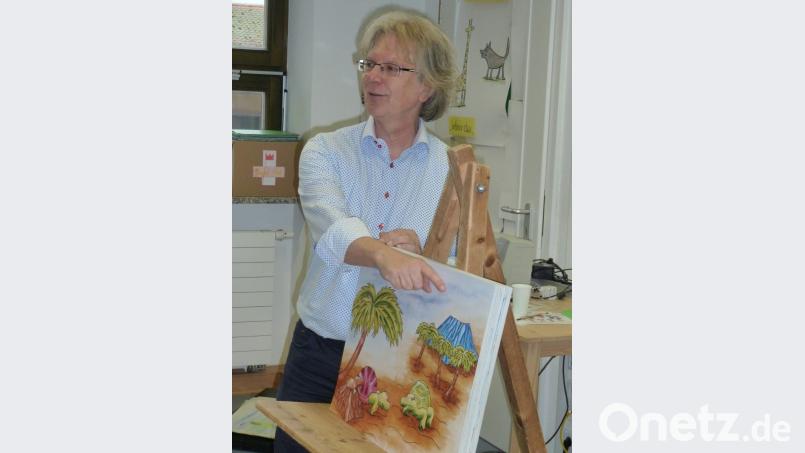 Andreas Dietz verstand es ausgezeichnet, die Grundschüler in seinen Bann zu ziehen und ihnen lebendig und kindgerecht zu vermitteln, wie seine Bücher von der Idee zum Text über die Illustration bis hin zum Druck entstehen. Bild: Portner