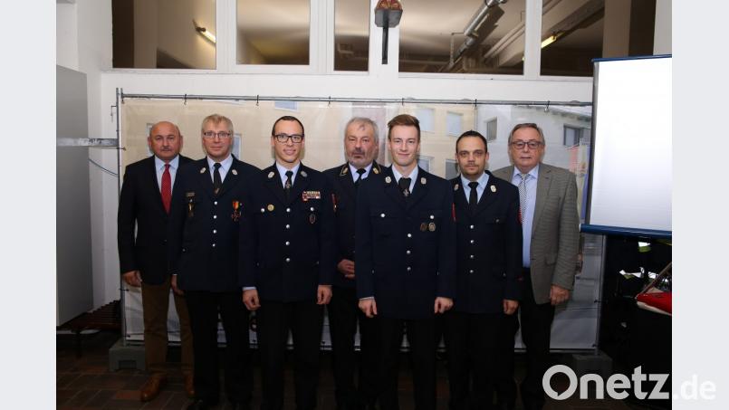 Die Beförderten Feuerwehrleute 2. Bürgermeister Georg Götz, 2. Kommandant Günter Berger, Dominik Preuß, KBR Fredi Weiß, Maximilian Bauer, 1. Kommandant Michael Iberer und stv. Landrat Hans Kummert (v.l.) Bild: egl