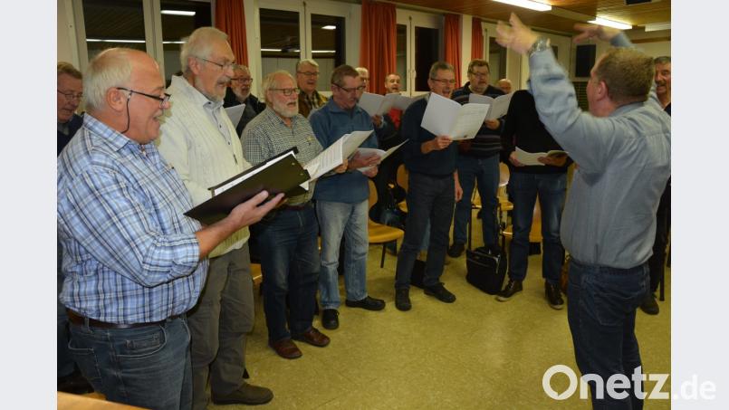 Seit Wochen probt der Männergesangverein 1865 Mitterteich unter Leitung von Michael Waldenmayer für das große Jahreskonzert. Bild: jr