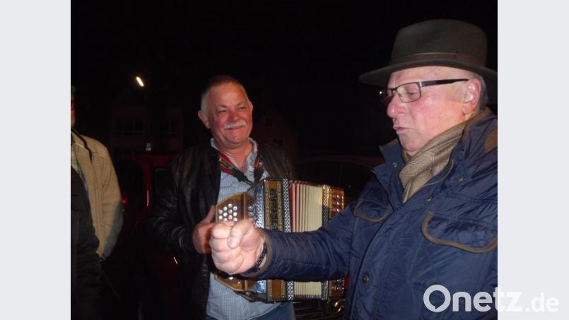 Franz Harrer spielt Akkordeon Bild: exb