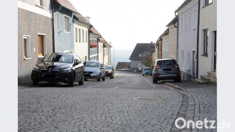 Nur selten sind in der Lichtensternstraße so viele Parkplätze frei. Die Anwohner lehnen eine Parkregelung ab, weil sie befürchten, dass dann die Autofahrer verstärkt aufs Gaspedal drücken. Bild: bey