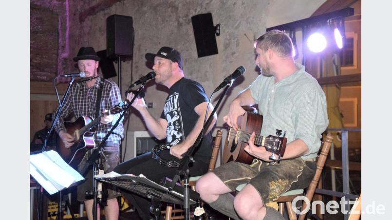 Das Gästebuch im Schlossstadl ist noch ganz frisch. Die Gruppe "I, du &amp; ander" haben sich schon nachhaltig mit ihrem Konzert darin verewigt. Es war ein toller Abend sehr nach dem Geschmack des Publikums. Bild: bö