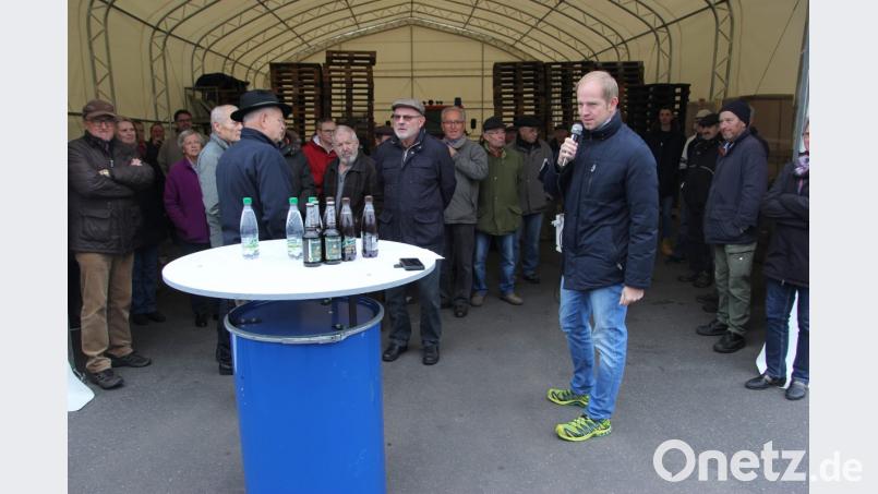 Bürgermeister Konrad Kiener informiert die Besucher. Bild: ral