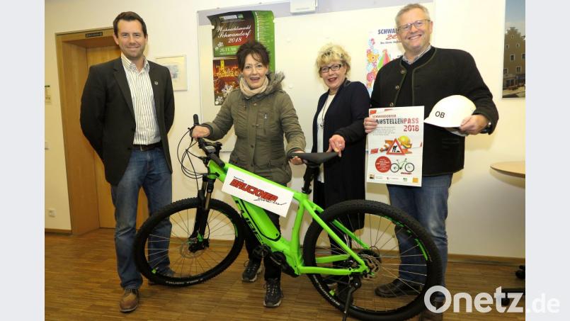 Carola Lotter (Zweite von links) gewann den Preis des Gewinnspiels &quot;Baustellenpass&quot;. Roland Kittel, Christiana Roidl-Burggraf und OB Andreas Feller (von links) überreichten ihr das sportliche E-Mountainbike. Bild: Hirsch