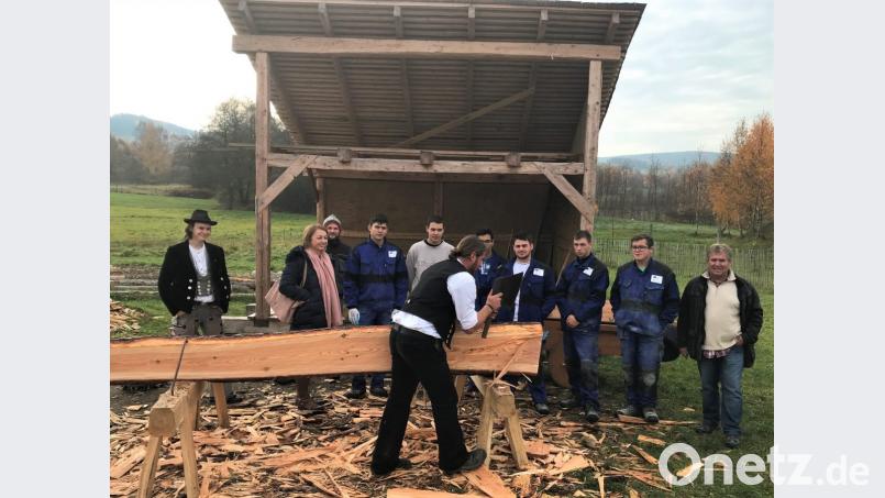 Im Geschichtspark Bärnau-Tachov erfuhren die Besucher aus Pilsen, wie Zimmerer im Mittelalter gearbeitet haben. Bild: Handwerkskammer