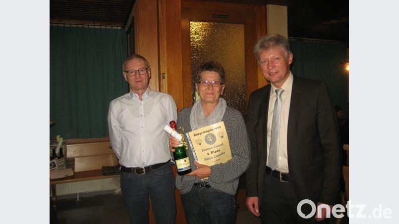 Die Bilder zeigen Don-Promillo-Club-Präsident Hans Rath (links) und Bürgermeister Lothar Müller (rechts), mit Damen-Einzelsiegerin Claudia Zölch. Bild: exb