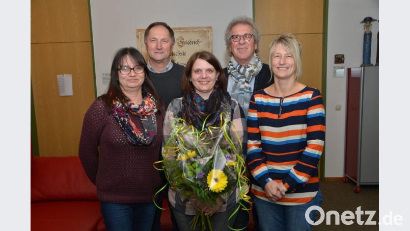 Carmen Zilbauer aus Vohenstrauß (Mitte) erhielt zum Abschied aus dem Elternbeirat der Pfalzgraf-Friedrich-Mittelschule Blumen. Sie war fünf Jahre eifrige Mitstreiterin und wurde fast zur Institution an der Bildungseinrichtung. Bild: dob