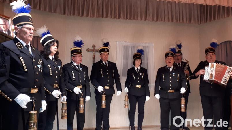 Die Knappentanzgruppe sang nach der Aufführung noch das Lied „Woran erkennt man einen Bergmann? An seinem Gruß Glückauf“ Bild: sja