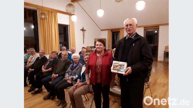 Mit Süßem dankt Marianne Lindner Ruhestandspfarrer Hans Peter Heindl (beide stehend) für seinen Vortrag. Bild: mma