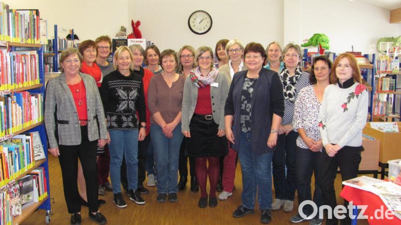 Ingrid Schneider (Achte von rechts) leitete das Treffen der Bibliotheksmitarbeiterinnen. Zweite Bürgermeisterin Rita Steiner (links) begrüßte die Damen zum Erfahrungsaustausch. Gastgeberin war Elisabeth Graßler (Fünfte von rechts) mit ihrem Team in der Marktbibliothek Mantel. Bild: sei