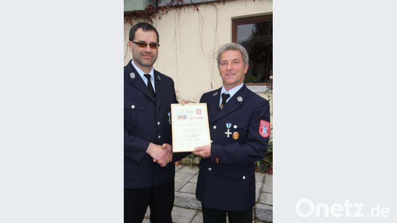 Für 30 Jahre als Kommandant bekam Josef Bauer (rechts) durch Nachfolger Oswald Schaller eine Dankurkunde überreicht. Bild: frd