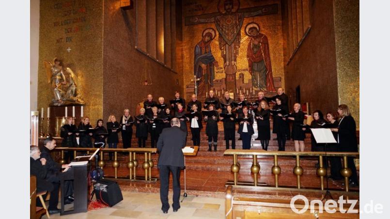 Der starke Vortrag des Kirchenchors Herz Jesu um Dirigent Peter Kosmus begeistert das etwas verfrorene Publikum in der eiskalten Kirche. Bild: exb