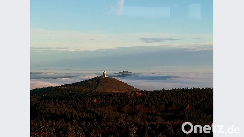 Ein eindrucksvolles Nebelbild ist Wanderführer Ernst Meindl am Montag vom Böhmerwaldaussichtsturm gelungen. Bild: Ernst Meindl
