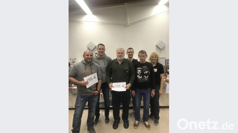 Die begeisterten Schafkopfer (von links): Markus Bäuml, Andreas Hammer, Herbert Bäuml, Timo Kreuzer, Siegfried Dielt und Sigrid Ziegler. Bild: mue