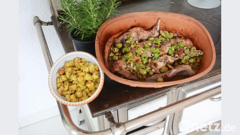Fleisch und Kartoffeln werden im Backofen zubereitet. Rund eine Stunde schmort das Kaninchen in Rotwein und Gemüsen. Bild: Gabi Schönberger