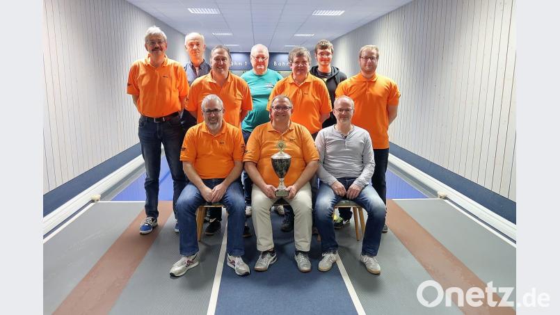 Den Sieg beim 28. Wettbewerb um den Klaus-Leibold-Gedächtnispokal sichert sich Alexander Sperber (vorne, Mitte), vor Wolfgang Härtl (vorne, links) und Stefan Fischer (vorne, rechts). Im Bild die zehn Erstplatzierten des Gedächtnisturniers 2018. Bild: bsc