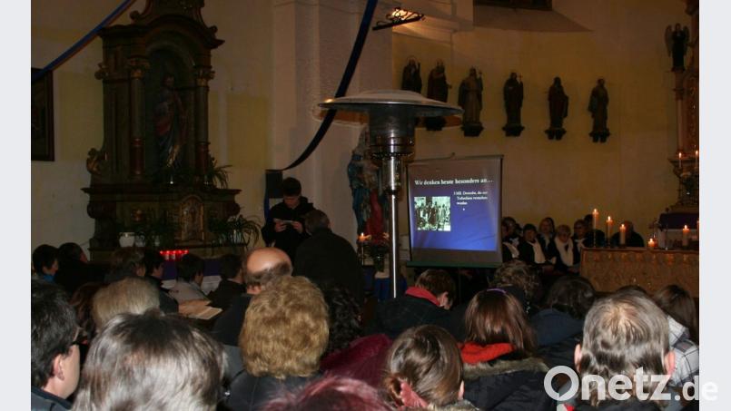 Tschechische und deutsche Schüler mahnen mit einer Bildervorführung und mit Fürbitten zum Frieden. Bild: gz