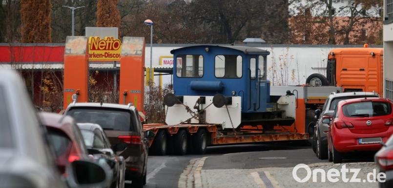 Ein Bild, das man auch nicht alle Tage so sieht. Statt auf den Schienen daneben reist die blaue Gmeinder-Lok bequem per Tieflader von Regensburg nach Amberg, wo sie ihre neue Heimat hat. Bild: Wolfgang Steinbacher
