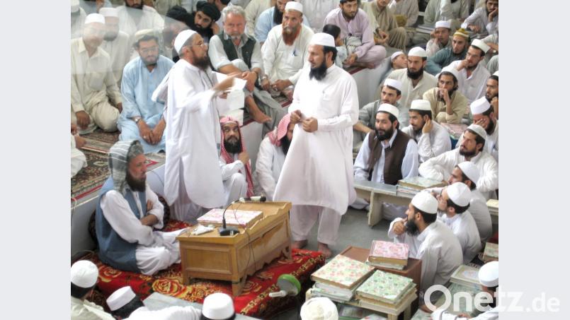 Der Gründer der &quot;Kinderhilfe Afghanistan&quot;, Reinhard Erös, an der &quot;Universität des Dschihad&quot;, wie die konservative islamische Hochschule in Pakistan, bezeichnet wird.. Bild: Kinderhilfe Afghanistan