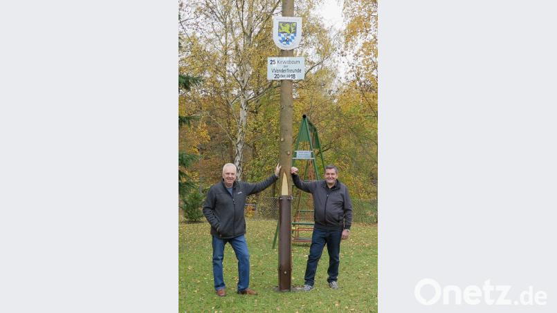 Die Vorsitzenden Hans Müller (rechts) und Alois Buchmann (links) sind stolz auf die Tradition der Wanderfreunde. Dazu gehört auch das jährliche Aufstellen des Kirwabaums im Garten des Vereinsheims. Bild: Hirsch