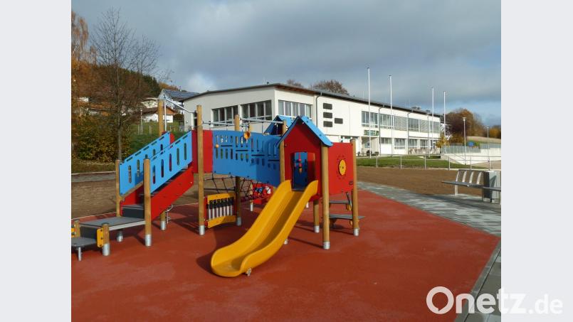 Mit dem neuen Spielplatz fand die Sanierung des Emil-Kemmer-Hauses im Oktober ein Ende. Doch falls der Pächter das „Handtuch wirft“, werden hier im Frühjahr wohl keine Kinder herumtollen. Bild: Portner