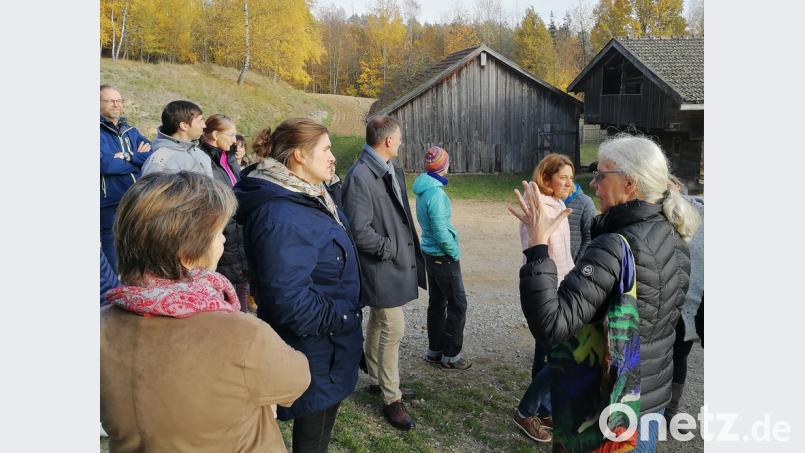 Birgit Angerer (rechts), Museumsleiterin des Oberpfälzer Freilandmuseums Neusath-Perschen, nahm die Deutschlehrkräfte des Johann-Andreas-Schmeller-Gymnasiums Nabburg mit auf eine kleine Zeitreise. Hierbei zeigte sie ihren Gästen im Rahmen eines Rundgangs vielfältige Möglichkeiten der Literaturvermittlung auf. Bild: exb