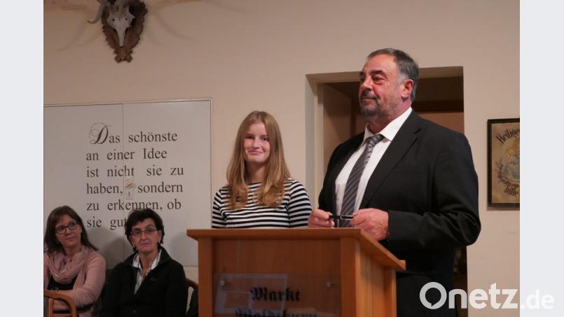Bürgerversammlung Markt Waldthurn mit Bürgermeister Josef Beimler mit der neuen Marktverwaltungsmitarbeiterin Anna-Lena Bojer (Zweite von rechts) Bild: fvo