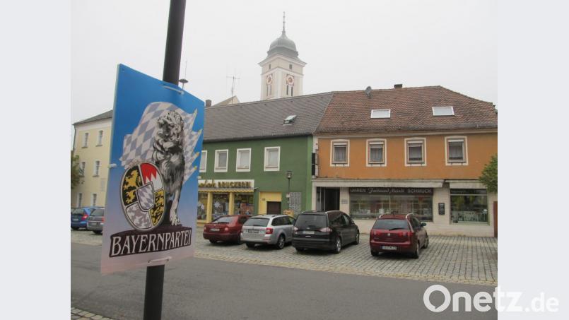 Die Frist ist abgelaufen: Vier Wochen nach der Wahl prangt noch immer ein buntes Wahlplakat an zentraler Stelle. Nach Auskunft der Stadt ist der Abbau längst angemahnt. Bild: bl
