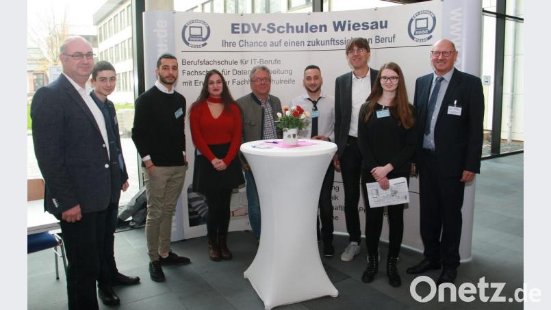 Den Tag der offenen Tür nutzte auch Bürgermeister Toni Dutz (5. von rechts) für einen Besuch am BSZ. Im Bild (links): Studiendirektor Wolfgang Hecht, Dr. Hermann Körner (rechts) und der stellvertretende Schulleiter Studiendirektor Thomas Metzler (3. von rechts), zusammen mit Fachschülern. Bild: wro