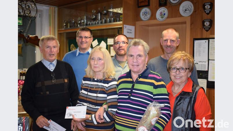Die Sieger des SPD-Preisschafkopfs freuen sich über die Gewinne. Bild: bk