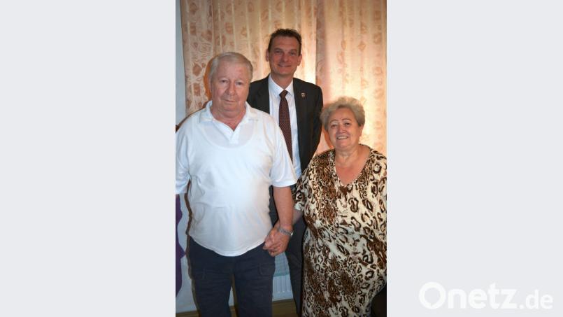 Bürgermeister Ernst Schicketanz (hinten) gratuliert Stanislav Vajdič (links) zum 75. Geburtstag. Bild: sm