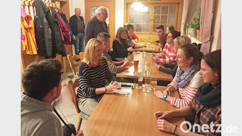 Heiner Kohl (stehend, Zweiter von links) gibt Anregungen, Tipps und Erläuterungen zu Regelwerk und Spielverhalten: Beim Anfängerkurs des Vereins „Hütten Carver“ weist er überwiegend junge Frauen in das Schafkopfspiel ein. Als Assistent fungiert der Neuzirkendorfer Dorfwirt Ludwig Wagner (links), der „Krämers-Luk“. Bild: ü