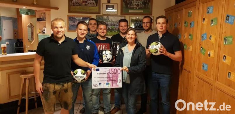 Bei der Spendenübergabe im Sportheim: JU-Chef Johannes Greß (rechts) und die Leiterin der Jugendabteilung des SV, Ina Piehler (Dritte von rechts). Bild: gri
