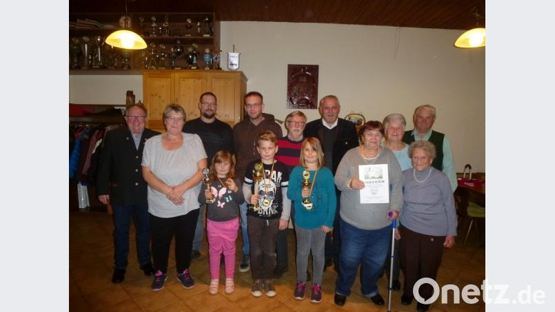 Die erfolgreichsten Züchter und langjährigen Mitglieder des Vereins B796 Weiherhammer mit der 94-jährigen "Hasenmutter" Anni Siebert (vorne, rechts). Bild: bk