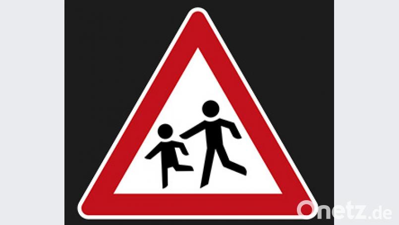 Warnschild Nr. 136 hätte eine rechtliche Bindung und sollte nach einer positiven Beurteilung durch die Verkehrsbehörde anstelle des von vorgeschlagenen Schildes (vorhergehendes Bild) angebracht werden. Es sollte evtl. mit dem Zusatz "Schulweg" versehen werden. Bild: sche
