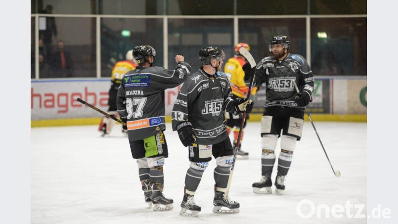 Einmal Fäuste hoch, Matti Swadzba, Thomas Schreier und Sebastian Aukofer (von links) bejubeln einen Treffer des ERSC Amberg. Ihre bisherigen vier Heimspiele gewannen die Löwen in dieser Saison, am Freitag ist diese Serie in Gefahr, denn zu Gast ist Spitzenreiter ESC Haßfurt. Bild: brü