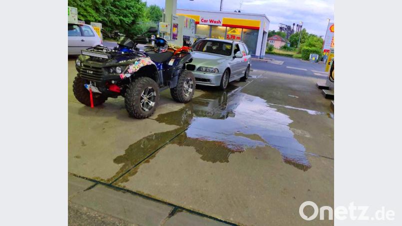 Nach einem misslungenen Tankversuch bildete sich am Donnerstagabend an einer Tankstelle in der Rosenbachstraße diese Diesel-Lache. Durchfahrende Autos verteilten den Kraftstoff anschließend auf dem gesamten Areal zwischen den Zapfsäulen und auf der benachbarten Straße. Bild: exb