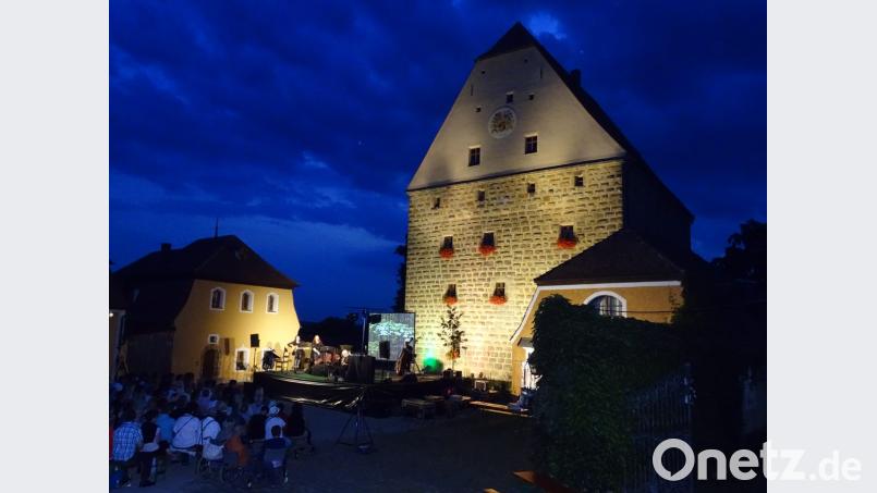 Im Jahr 1119 wird das Schloss Wolfring erstmals in einem Stiftungsbrief des Klosters Michelfeld erwähnt. Seither wechselt das wuchtige Gebäude immer wieder die Besitzer. Heute gehört es dem Grafen Carl zu Eltz. Seit einer Festveranstaltung in diesem Jahr wird der sanierte Komplex festlich beleuchtet. Bild: hou