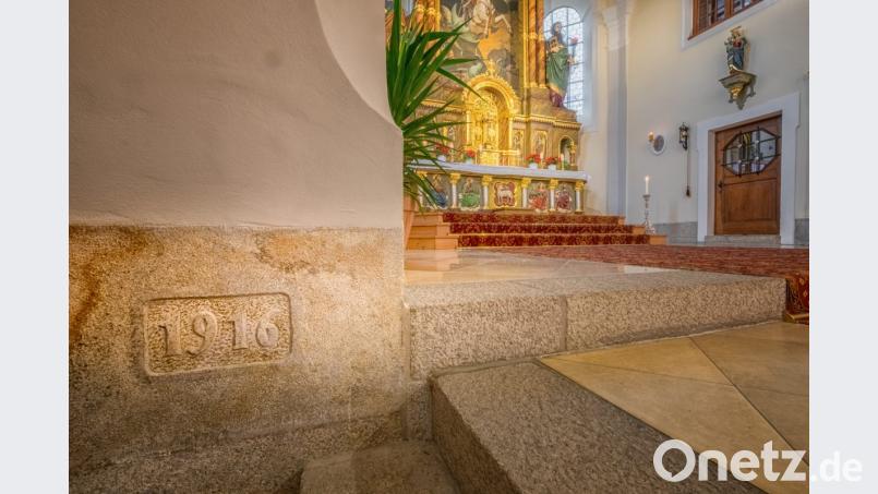 Der Grundstein im Altarraum auf der linken Seite der Pfarrkirche St. Georg ist heute noch zu sichtbar und erinnert an den Beginn der Erbauung 1916. Bild: flt