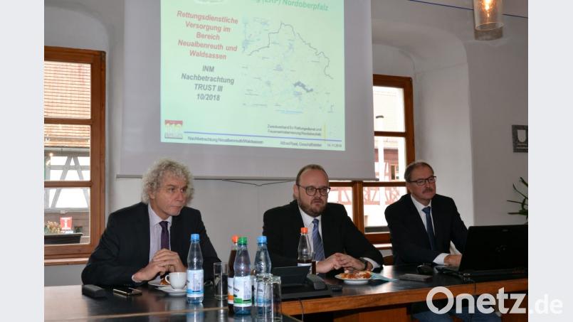 Von links Landrat Wolfgang Lippert, Landrat Andreas Meier und Geschäftsführer Alfred Rast vom Rettungszweckverband. Bild: pz